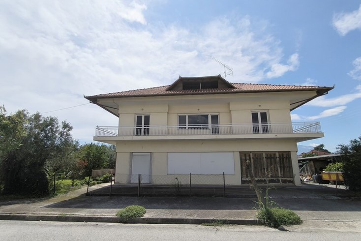 Realty photo 1