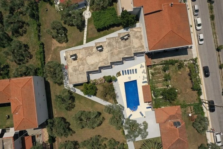 Realty photo 1