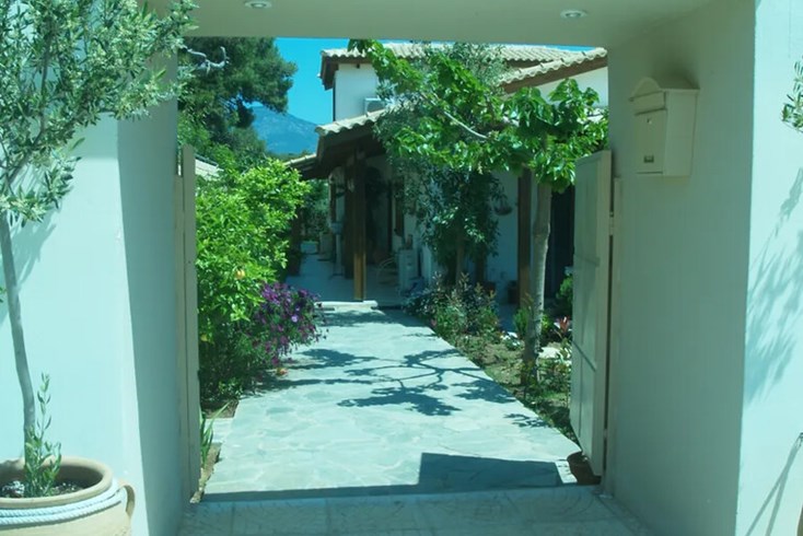 Realty photo 2