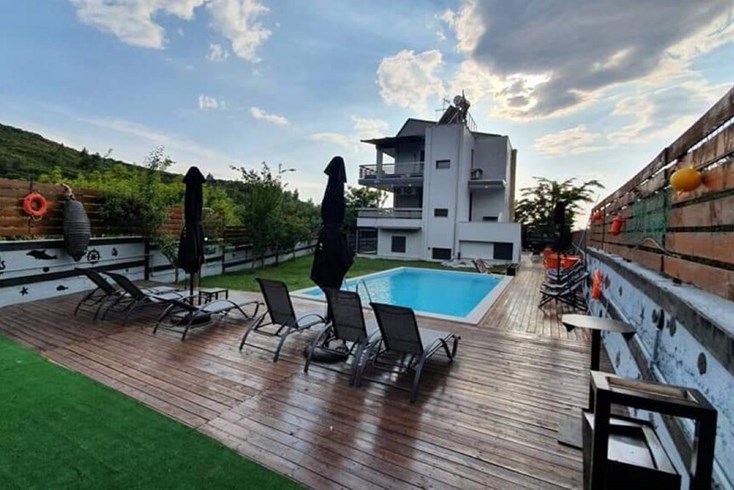 Realty photo 1
