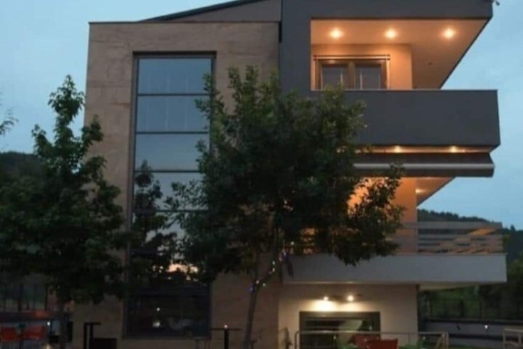 Realty photo 2