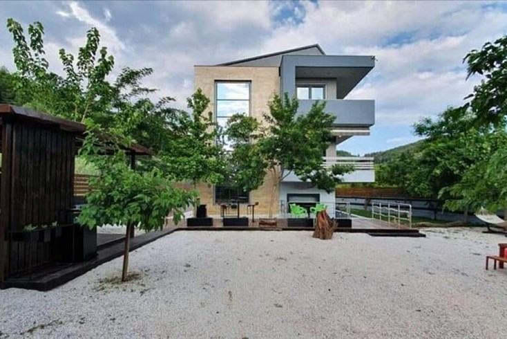 Realty photo 3