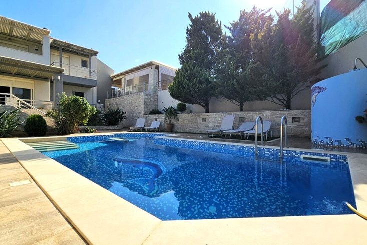 Realty photo 1