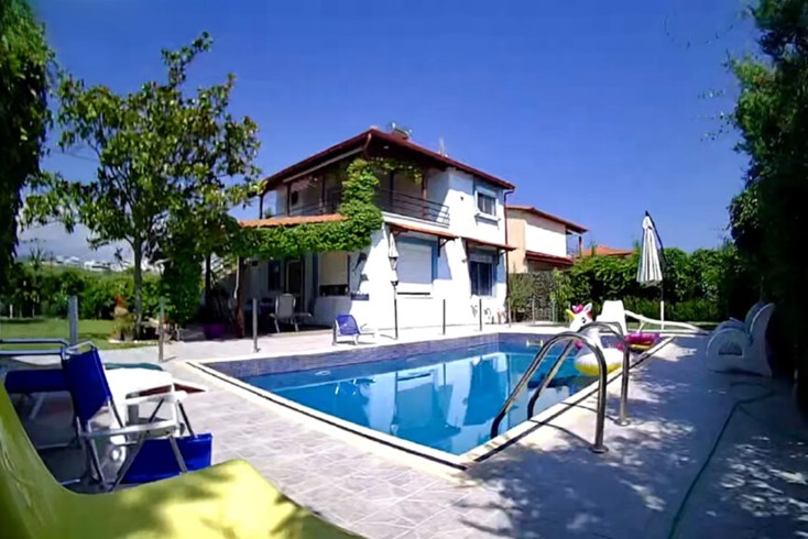 Realty photo 1