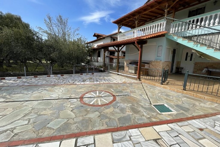 Realty photo 2