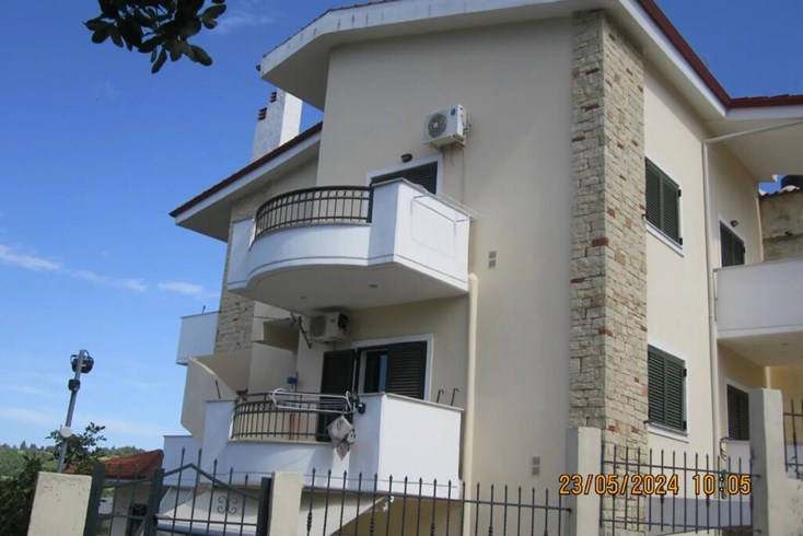 Realty photo 2