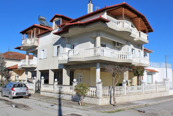 Realty photo 1