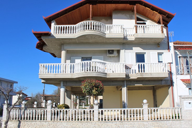 Realty photo 2