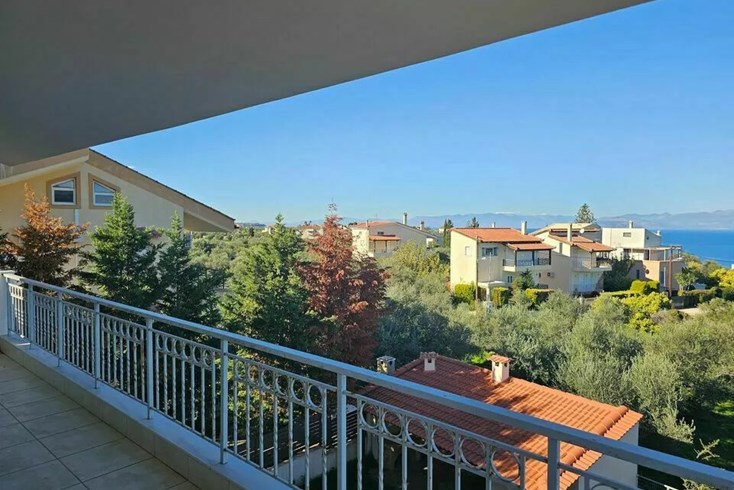 Realty photo 2