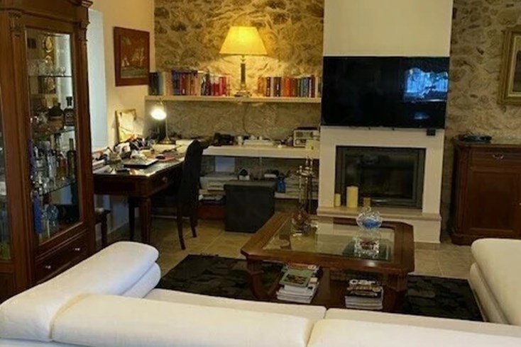Realty photo 2