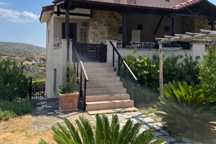 Realty photo 1