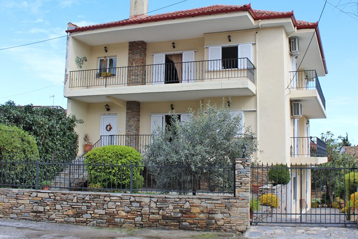 Realty photo 1