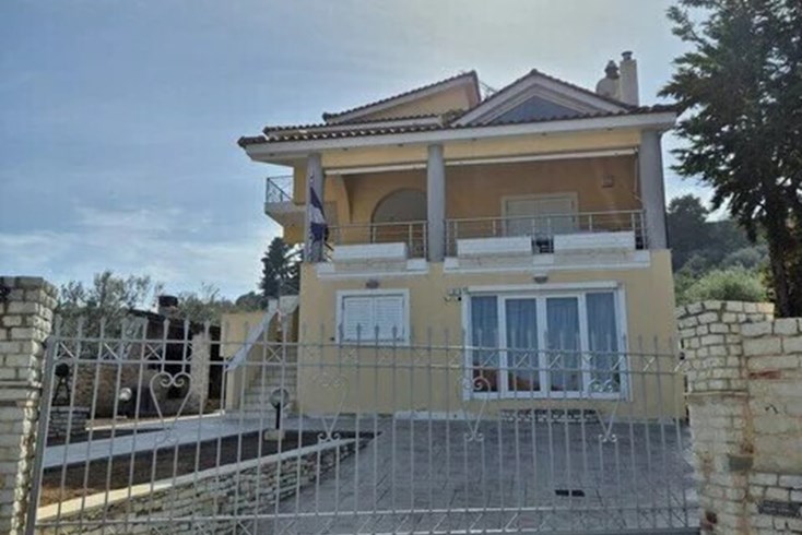 Realty photo 1