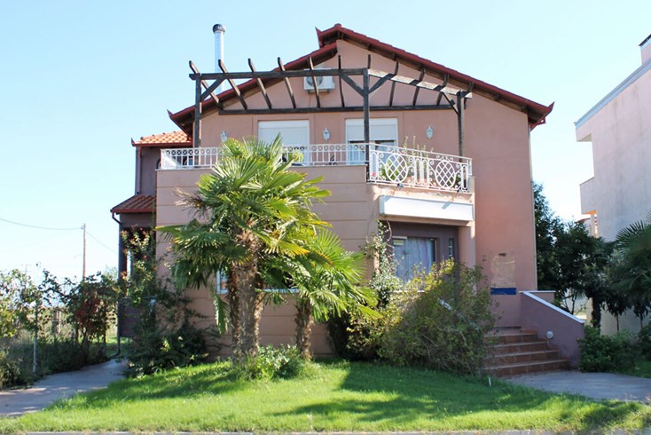 Realty photo 1