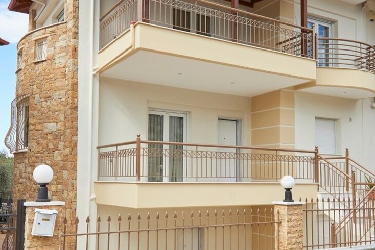 Realty photo 1