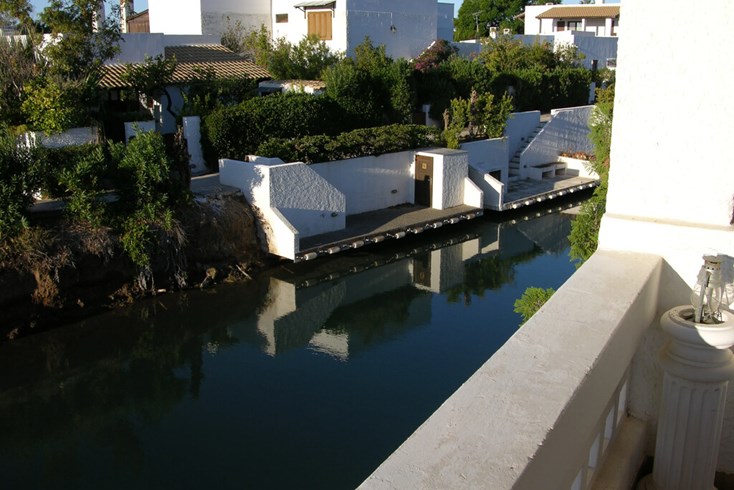 Realty photo 1