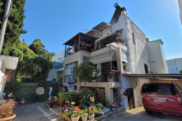 Realty photo 1