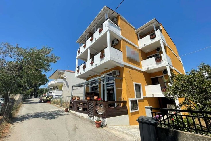 Realty photo 1