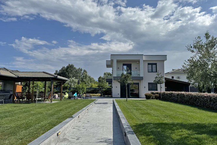 Realty photo 1