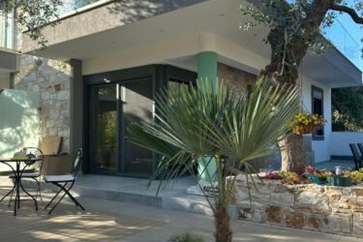 Realty photo 1