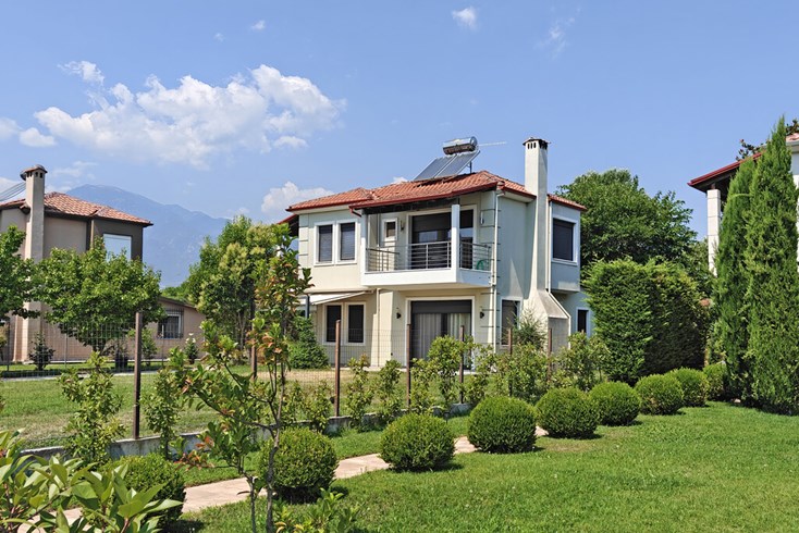 Realty photo 1