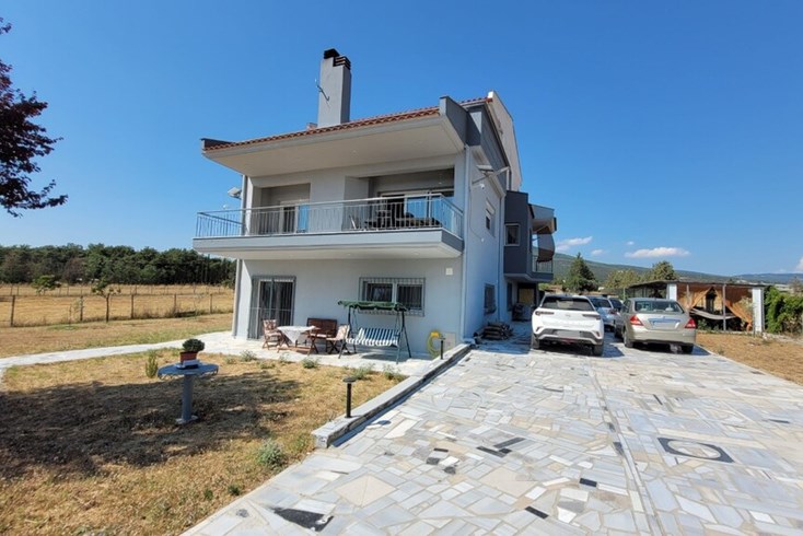 Realty photo 1
