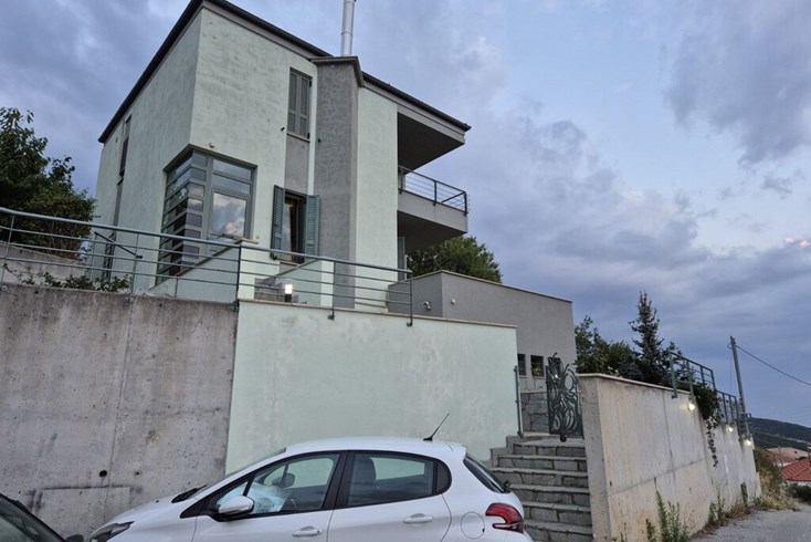 Realty photo 2