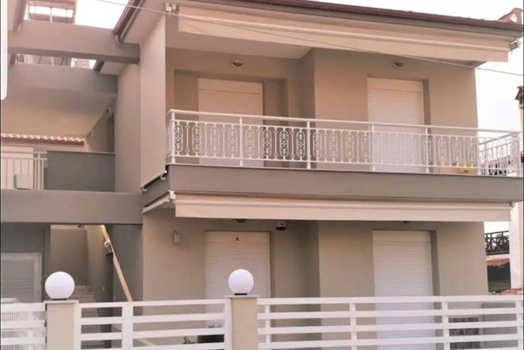 Realty photo 1