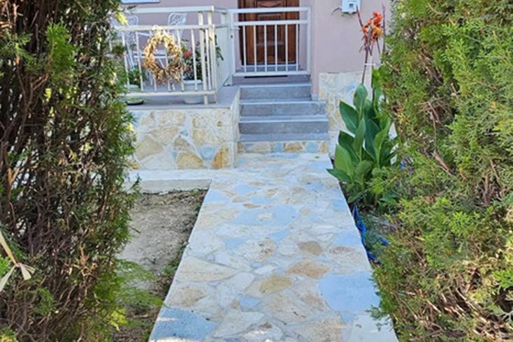 Realty photo 1