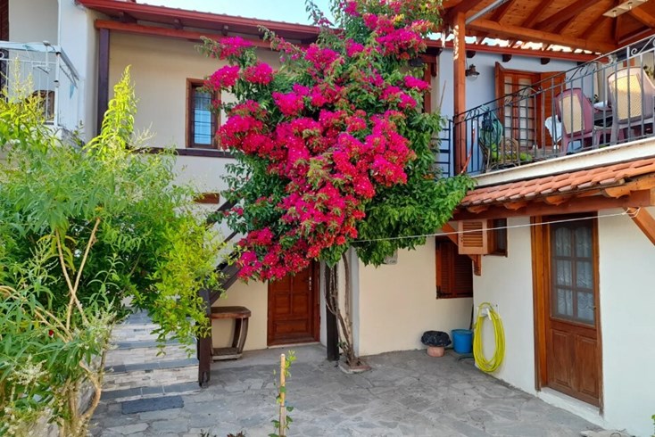 Realty photo 1