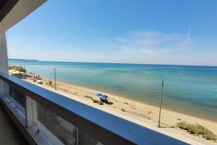 Realty photo 1