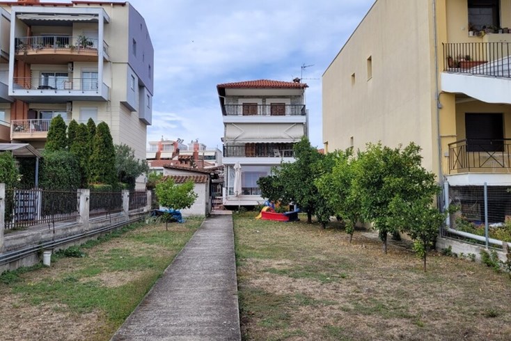 Realty photo 2