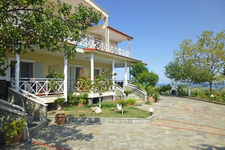 Realty photo 2