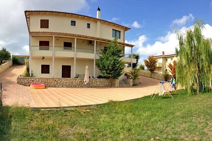 Realty photo 2