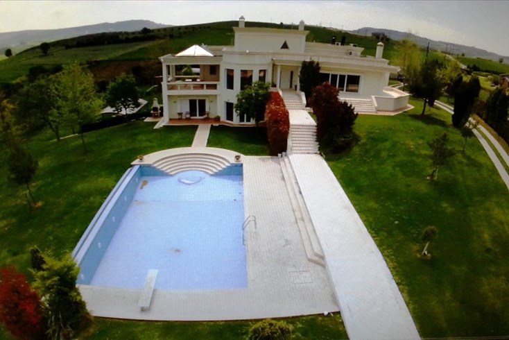 Realty photo 1