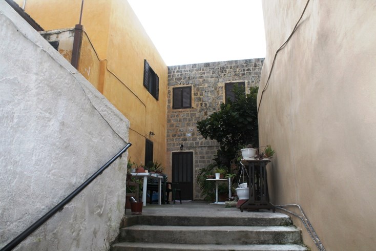 Realty photo 2