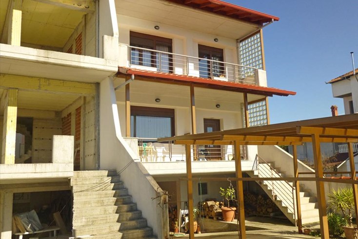 Realty photo 1