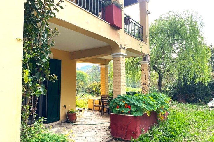 Realty photo 1