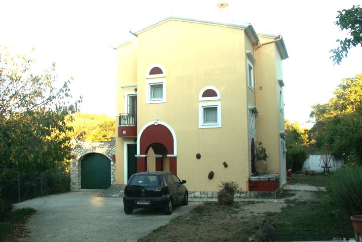 Realty photo 2