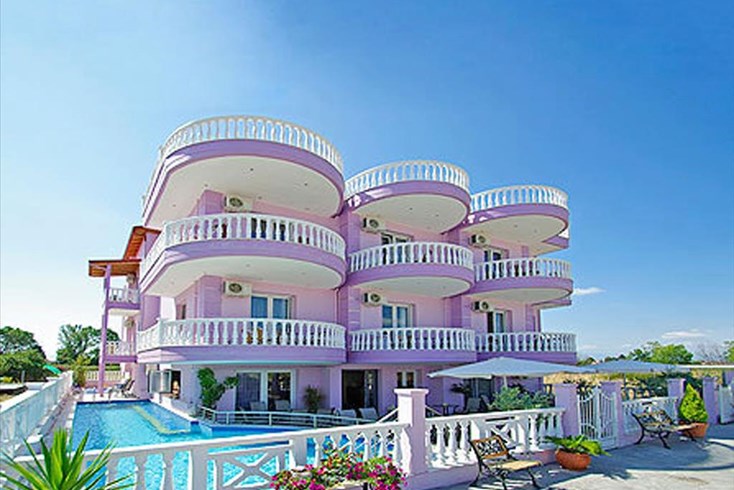 Realty photo 1