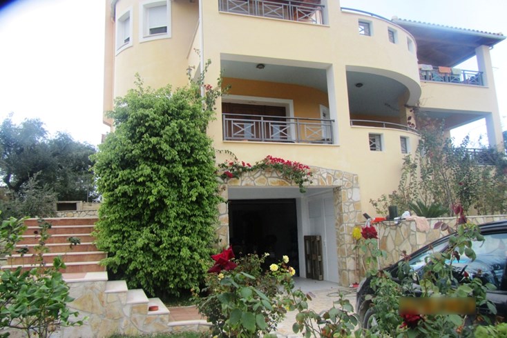 Realty photo 1